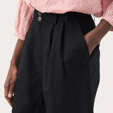 Raine pellavashortsit, Black